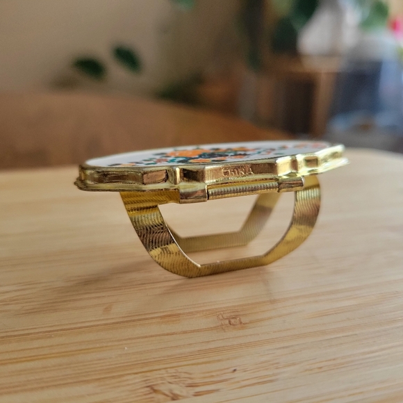 Vintage Oval Floral Compact Mirror Ring, Gold Tone, Adjustable, Statement Piece - Picture 2 of 4